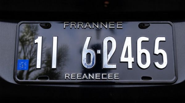 Les couleurs des plaques d'immatriculation en France décryptées