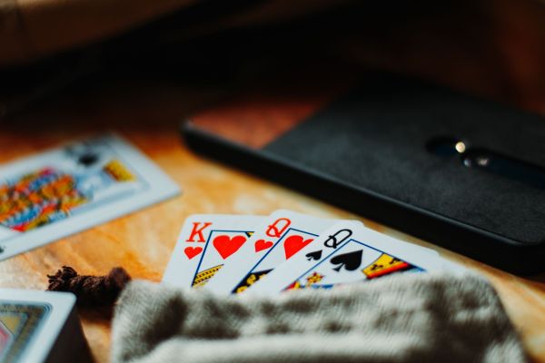 Maîtriser les règles de la belote : guide complet pour débutants